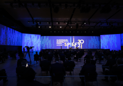 Впечатляющая панорамная проекция Panasonic в зале пленарных заседаний ПМЭФ 2021